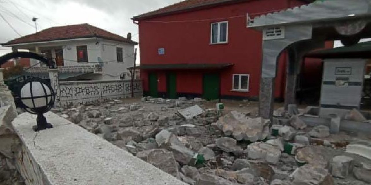 Aksaray’da Fırtına Cami Minaresini Yıktı