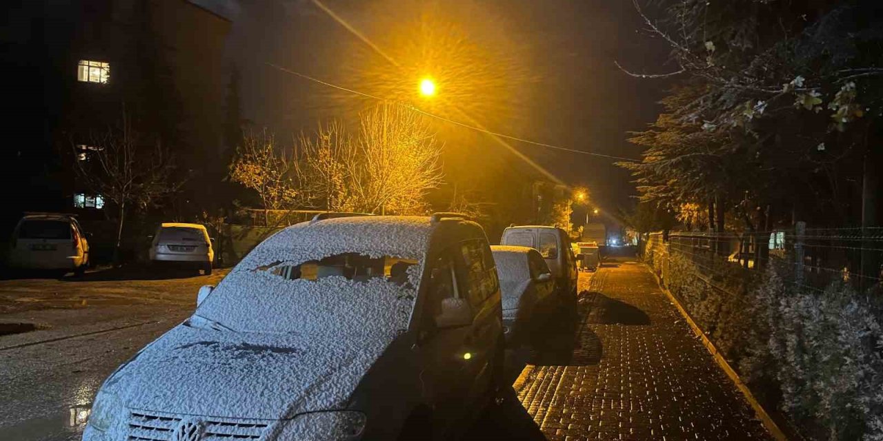 Eskişehir İl Merkezine Mevsimin İlk Karı Düştü