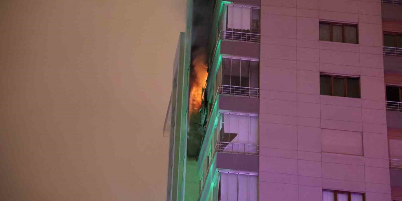 8. Katta Çıkan Yangında Alevler 9. Kata Sıçradı