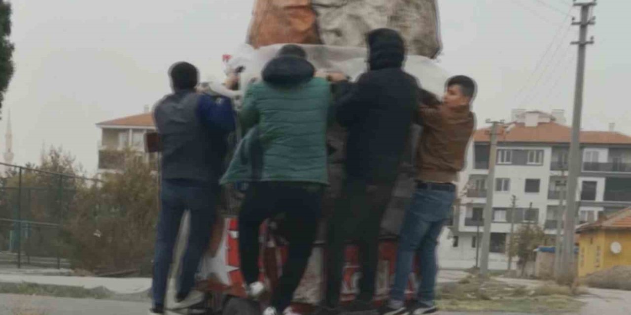 Şiddetli Rüzgarda Triportör Devrilmesin Diye Üzerine Binip Gittiler