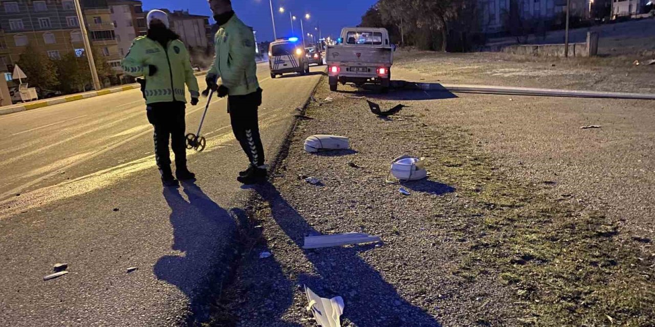 Kamyonet Aydınlatma Direğine Çarptı: 1 Yaralı