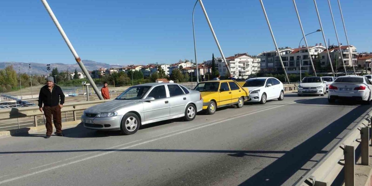 3 Otomobilin Karıştığı Zincirleme Kaza: 1 Yaralı