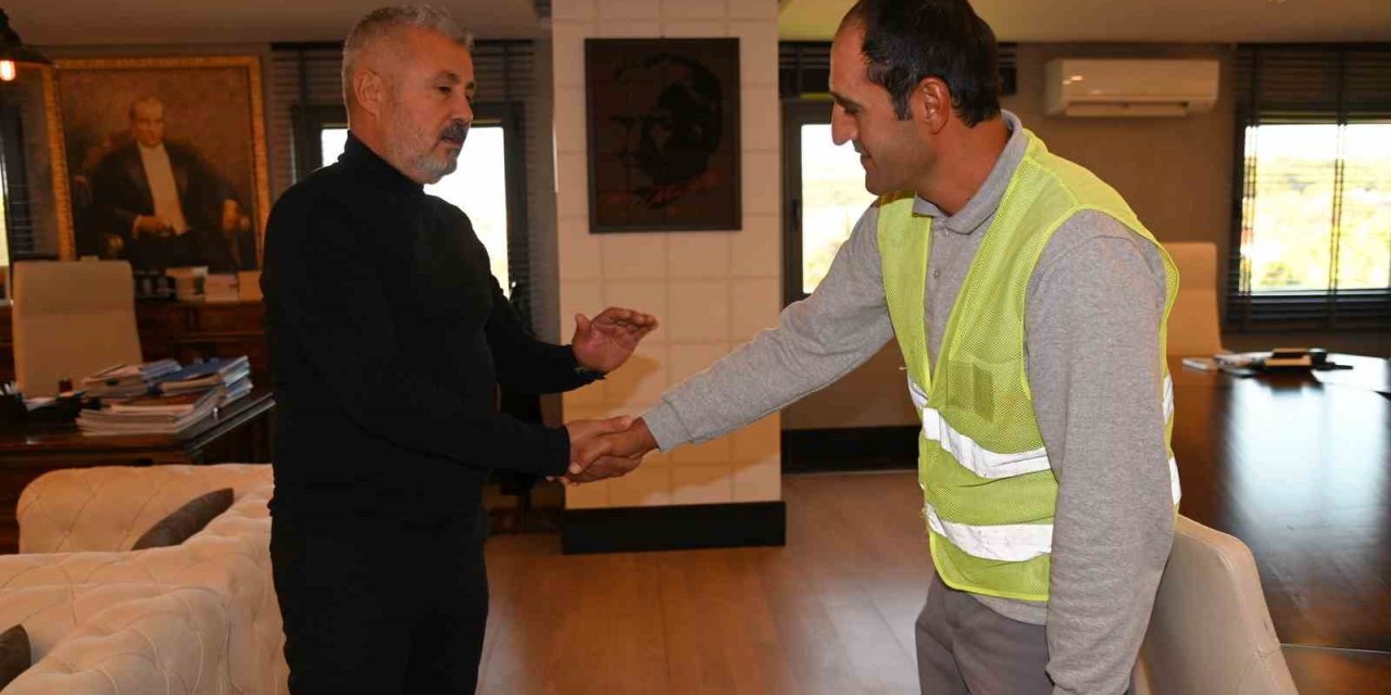 Yolda Bulduğu Parayı Sahibine Teslim Eden Belediye Çalışanı Ödüllendirildi