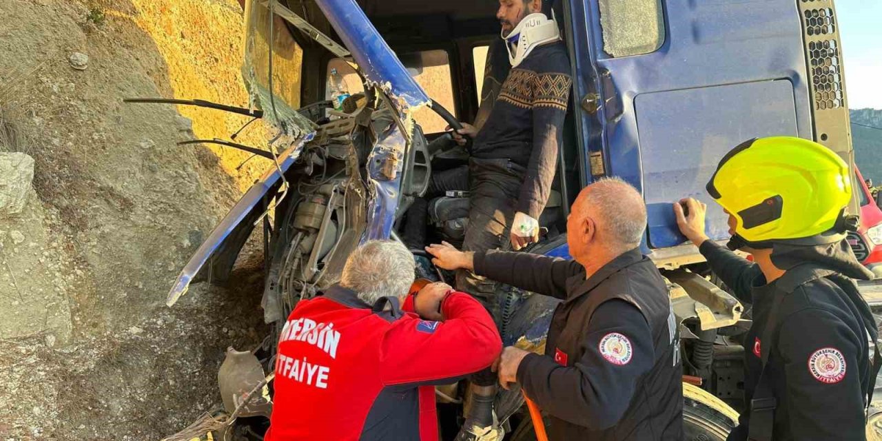 Tırda Sıkışan Sürücüyü İtfaiye Kurtardı