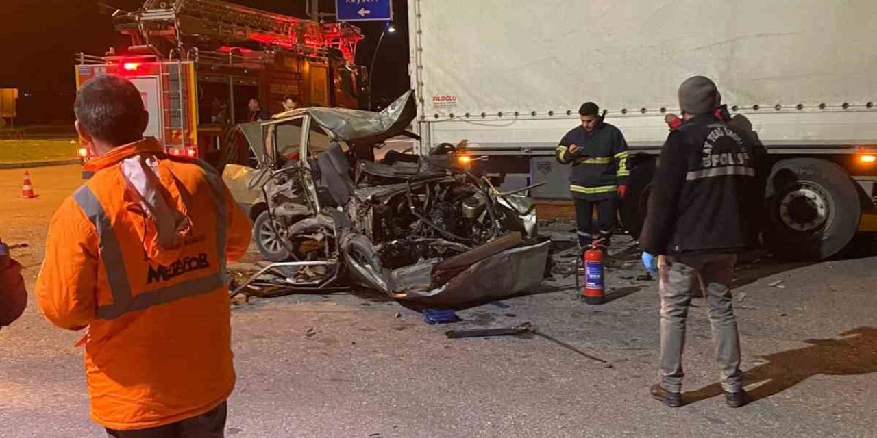 Niğde’de Otomobil Tıra Çarptı: 1 Ölü