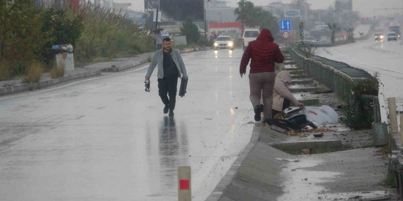 Bariyerlere Çarparak Hurdaya Dönen Araçtan Burnu Bile Kanamadan Çıktı