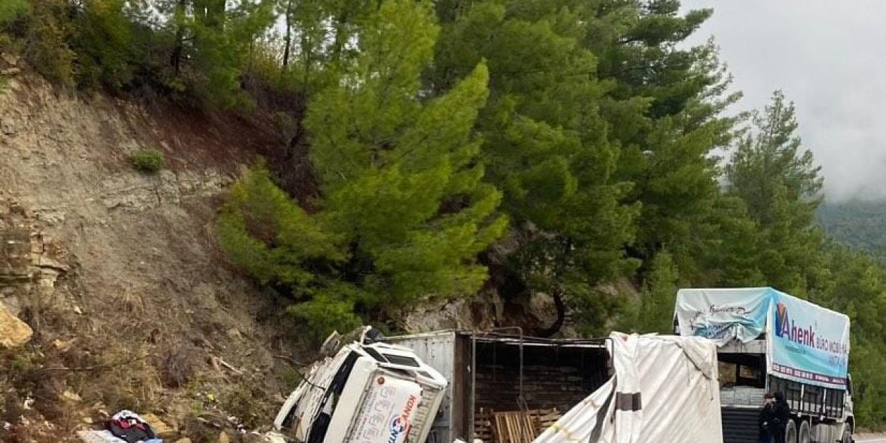 Akseki-manavgat Yolunda Kamyon Devrildi: 1 Yaralı