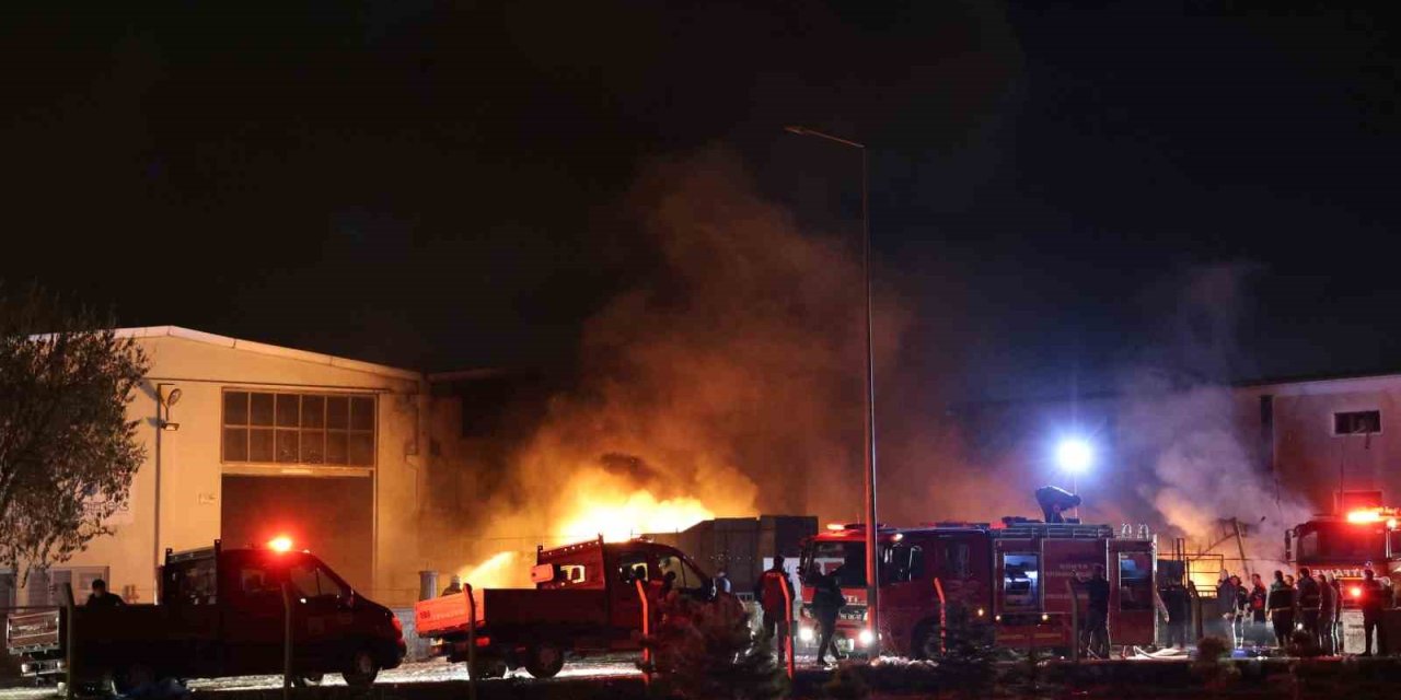 Kalıp Fabrikasındaki Malzemeler Alev Alev Yandı