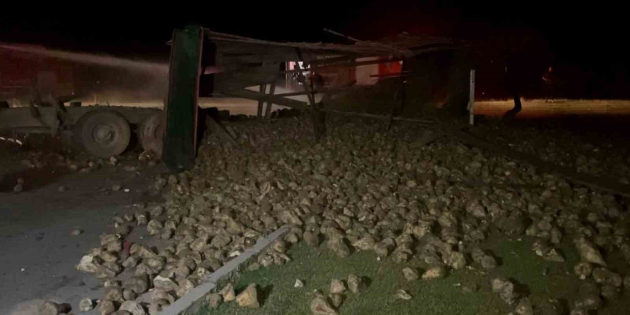 Süt Tankeri İle Pancar Yüklü Tır Çarpıştı: 2 Yaralı