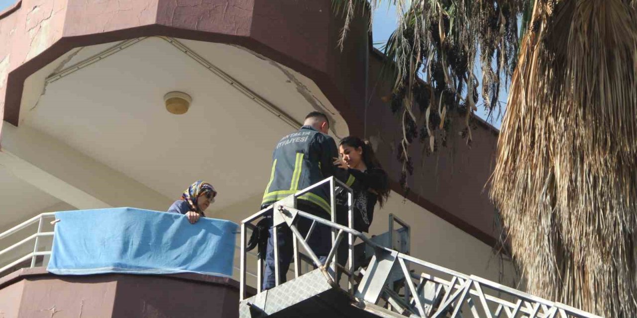 Yangında Balkonda Mahsur Kalan Torun Ve Babaanne Kurtarıldı
