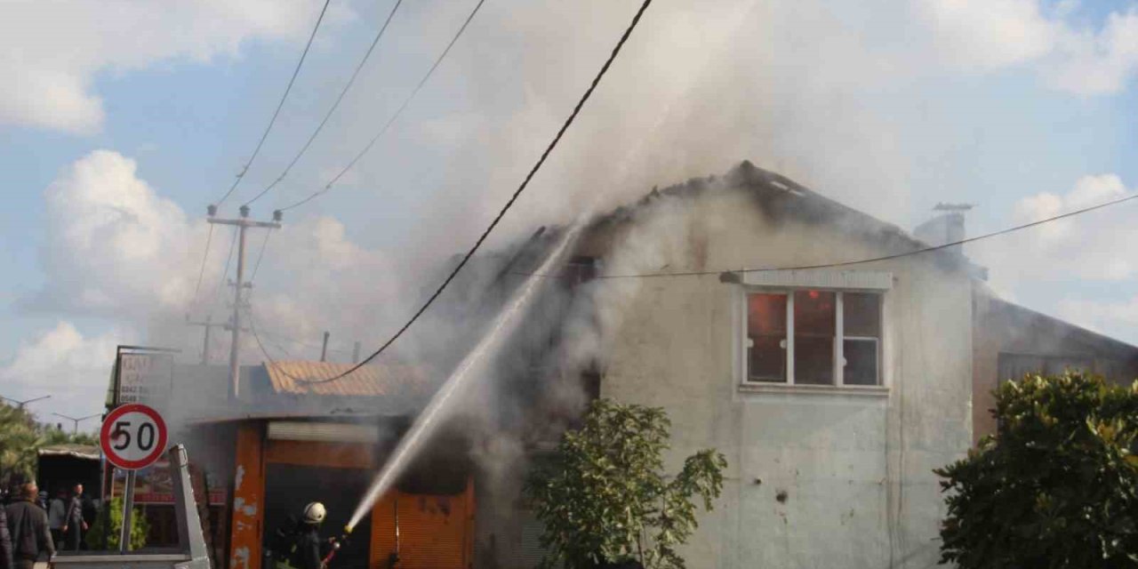 Alevler Korku Dolu Anlar Yaşattı, Ev Sahibi Kadın Gözyaşlarına Boğuldu