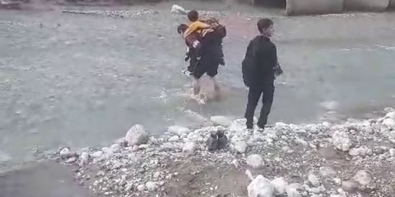 Sağanak Yağışta Köprü Yıkıldı, Öğrenciler Sırtta Taşındı