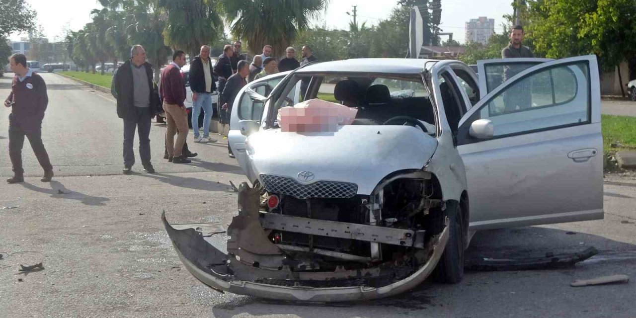 Kontrolsüz Kavşakta İki Otomobil Çarpıştı: 3 Yaralı