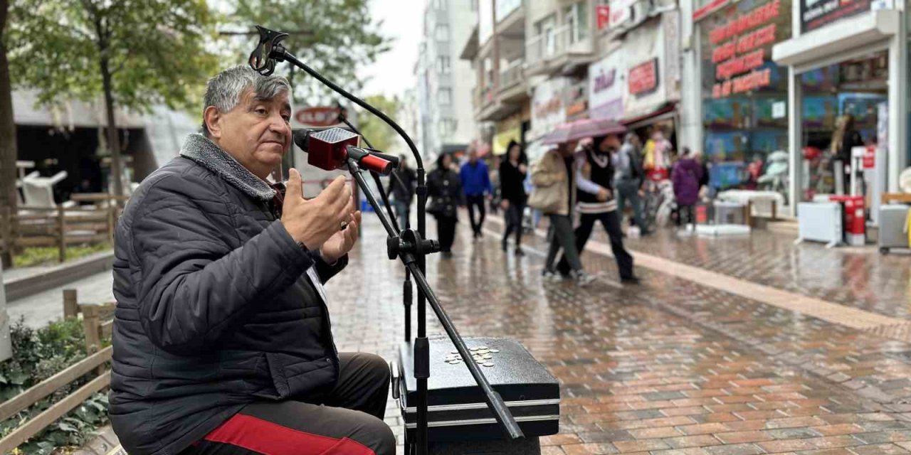 Sokaklarda Her Koşulda Şarkı Söyleyerek Geçimini Sağlıyor