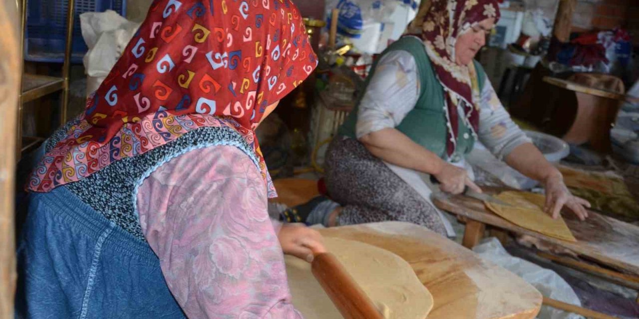 Antalyalı Kadınların Erişte Kesme Ve Dibek Taşında Buğday Dövme Geleneği