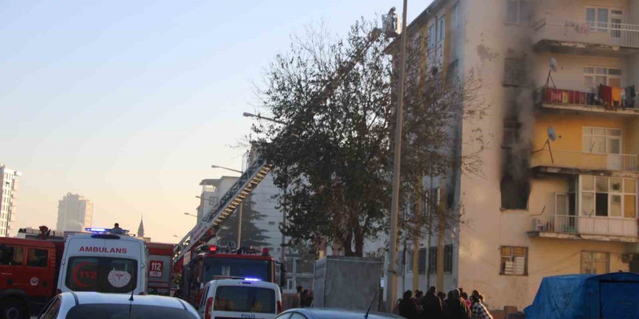 5 Katlı Binada Çıkan Yangın Korkuttu