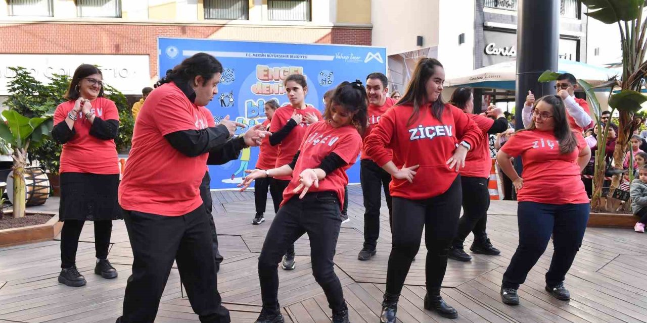 Engelsiz Yaşam Merkezi Öğrencileri Mersinlileri Kendilerine Hayran Bıraktı