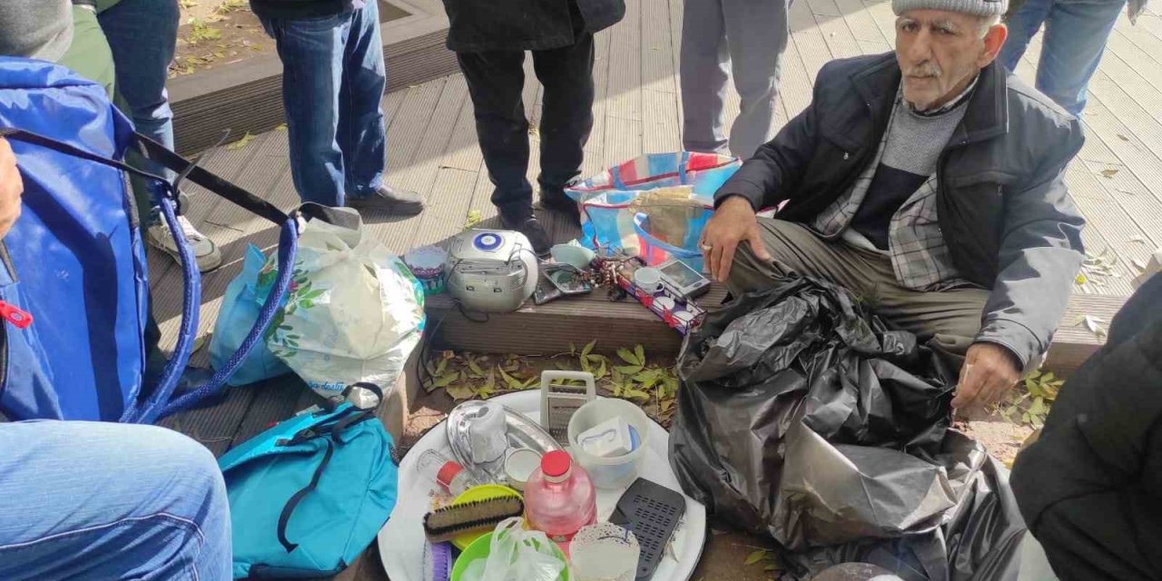 Sokak Ortasında İkinci El Eşyalarını Satan Adam Yoldan Geçen Kişilerin İlgi Odağı Oldu