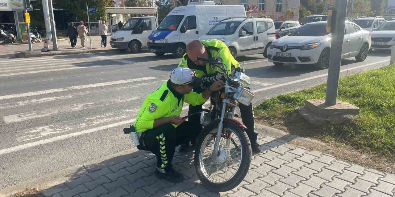 Antalya’da Sürücüsünün Kaçtığı Plakasız Motosiklete 7 Bin Tl Ceza