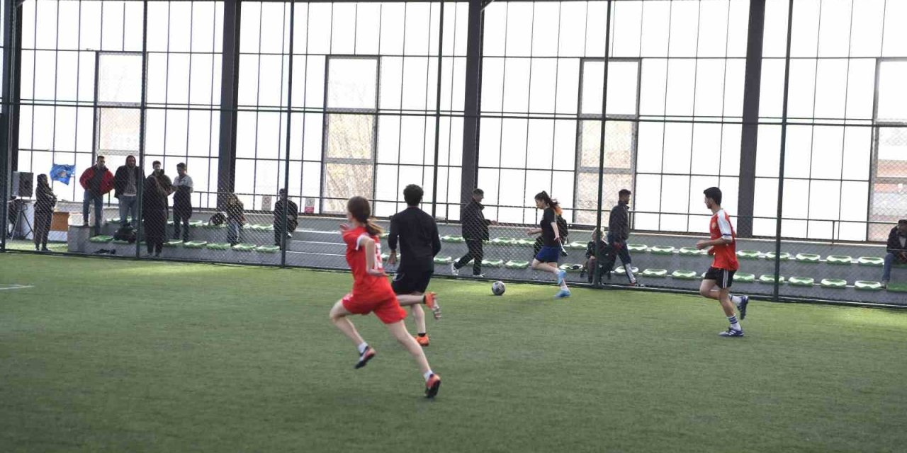 Öğrenci Kulüpleri Halı Saha Turnuvası Başladı