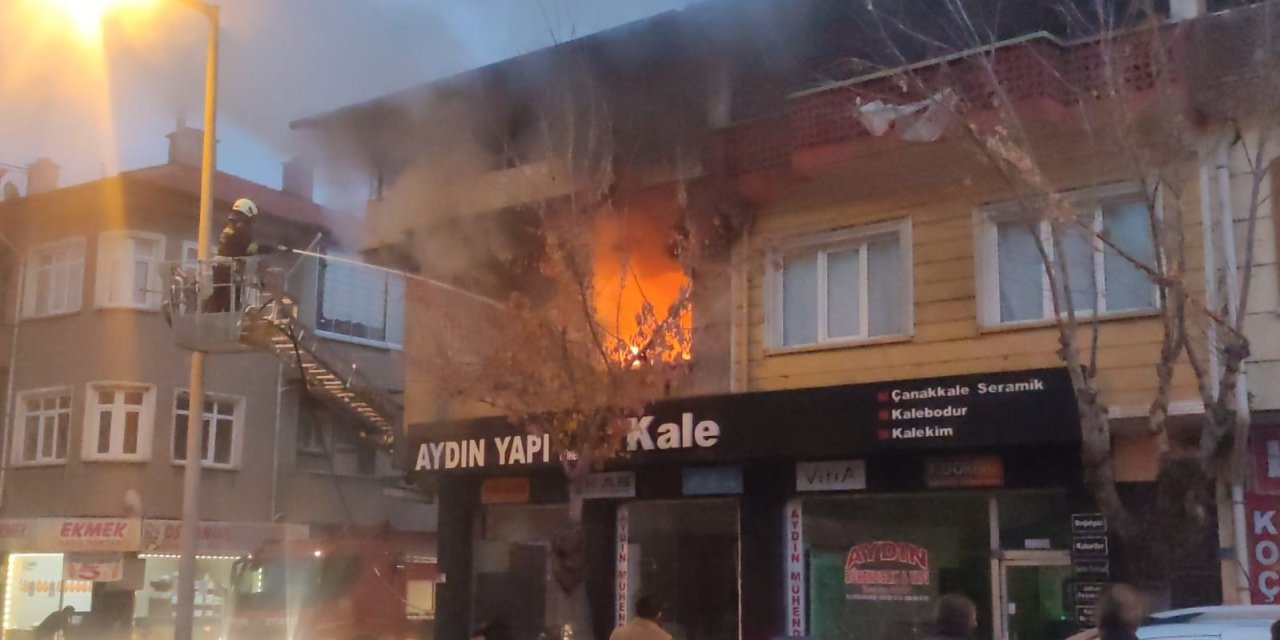 Yangında Evde Dumandan Etkilenen 3 Kişiyi İtfaiye Kurtardı