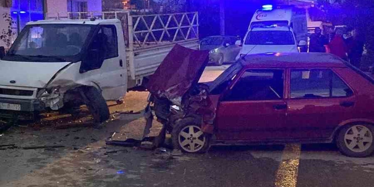 Kamyonet İle Otomobil Çarpıştı: 3 Yaralı