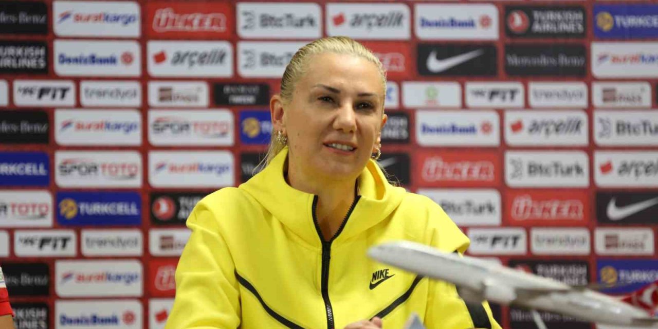 Necla Kıragası: "kadın Futbolunun Tarihi Bu Kızlarla Yazılıyor"