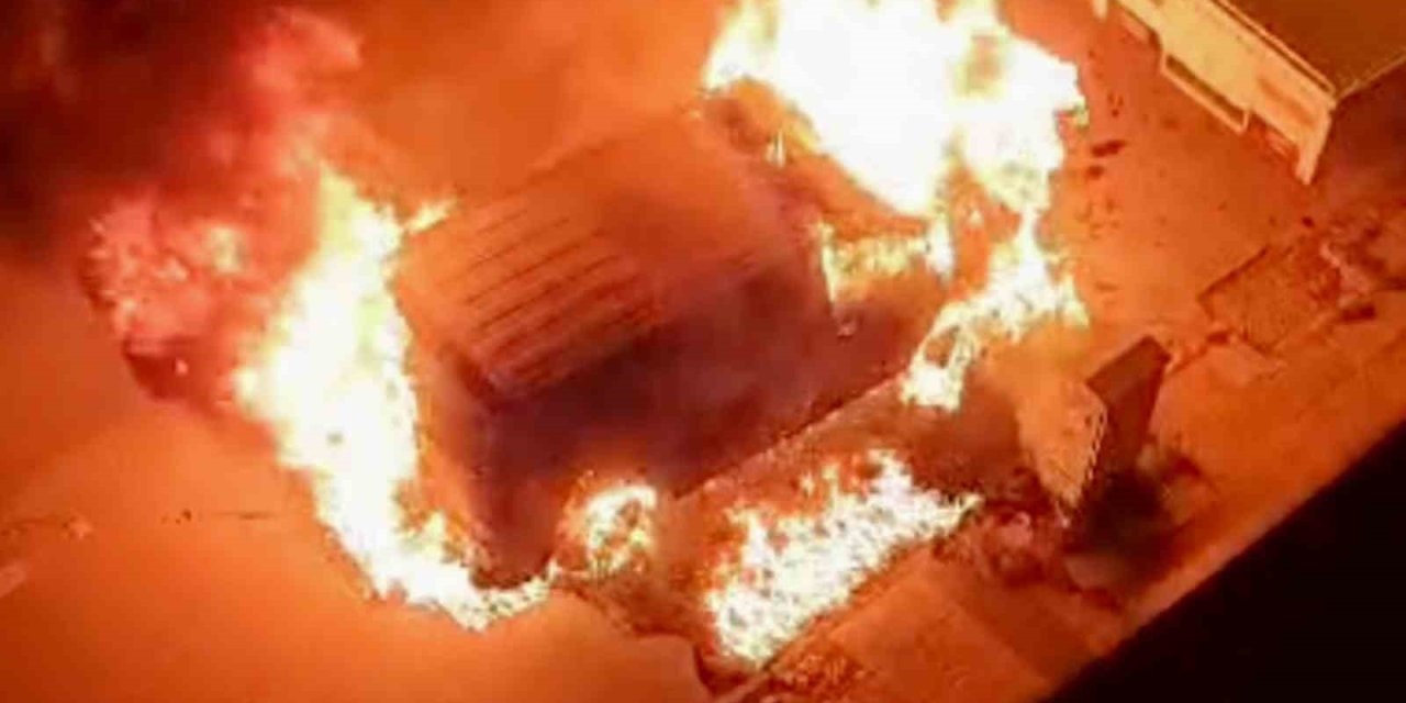 Seyir Halindeki Minibüs Alev Topuna Döndü