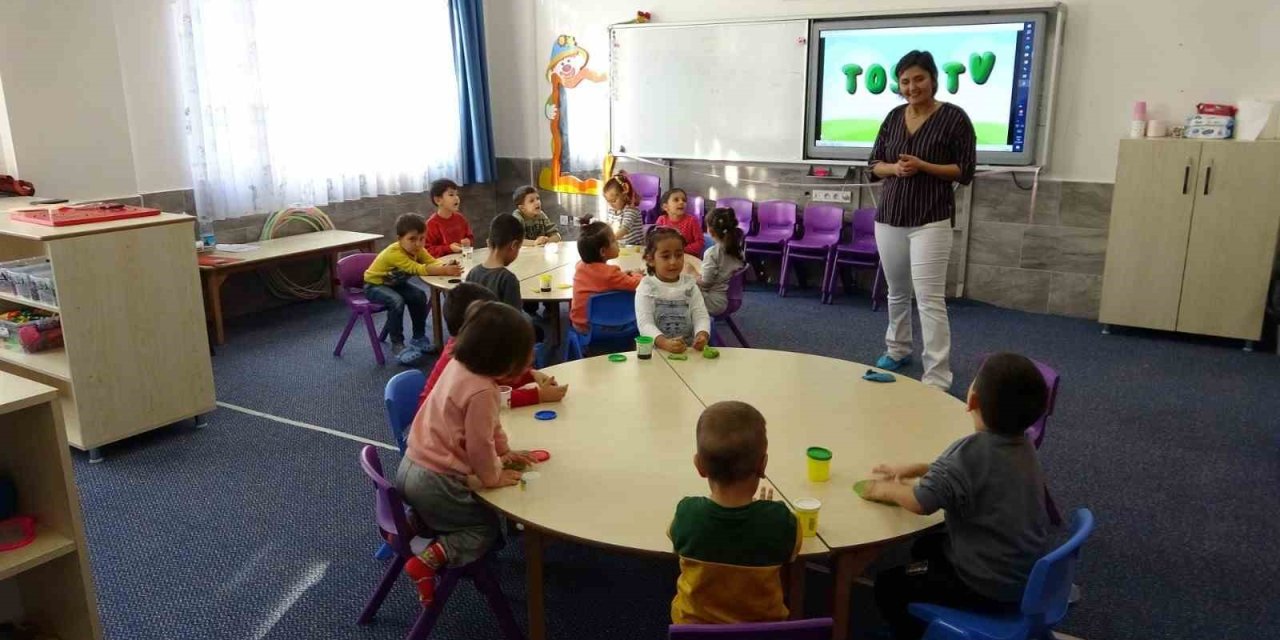 Kanseri Yenen Ayşegül Öğretmen 2 Yıl Sonra Öğrencilerine Kavuştu, Okul Bayram Yerine Döndü