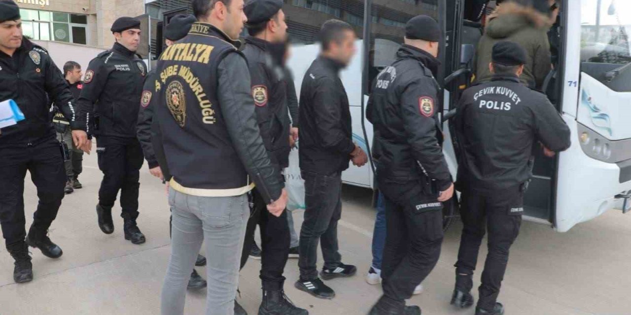 Arama Kaydı Bulunan 98 Şahıs Yakalandı