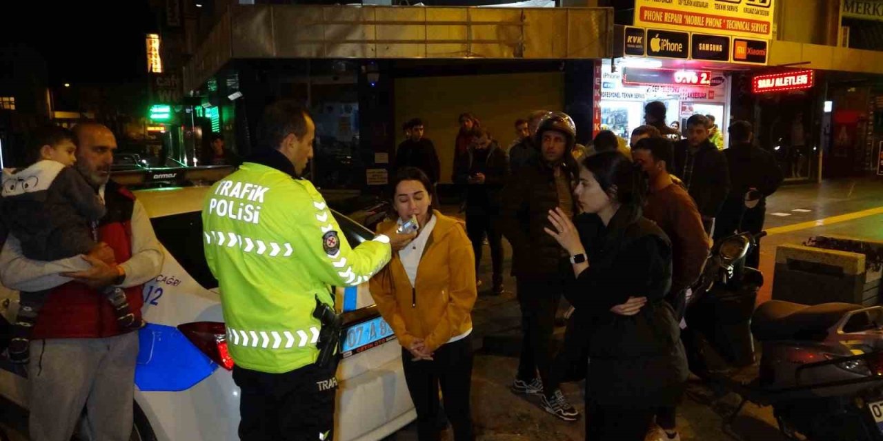 Yayalar Kamyonetin Altında Kalmaktan Saniyelerle Kurtuldu