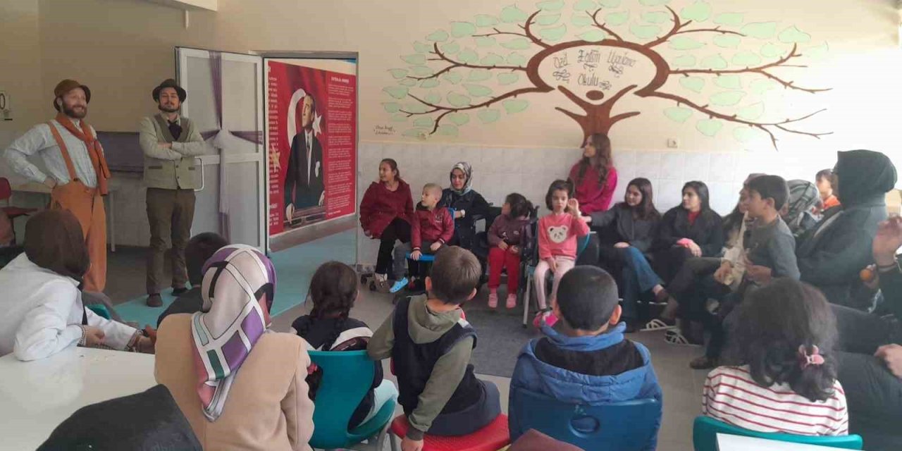 Karapınar’da "çat Kapı Sınıf Tiyatrosu" Öğrencilerle Buluştu