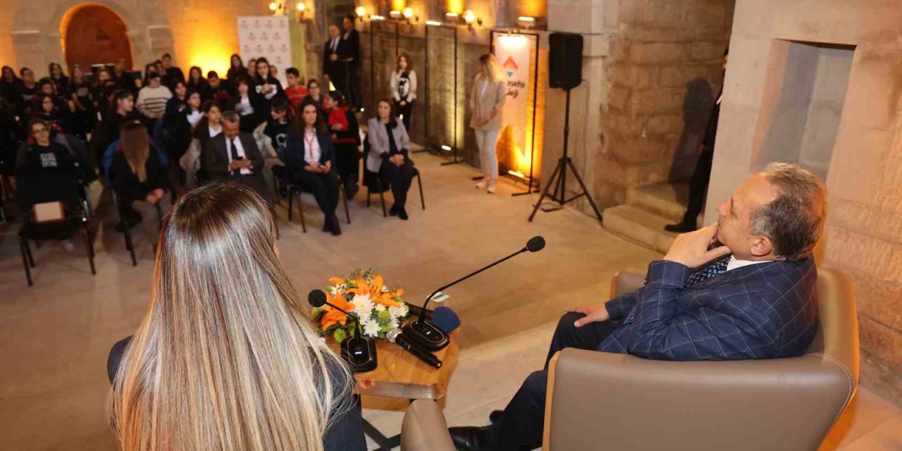 Başkan Yalçın Gençlerle Geleceği Konuştu