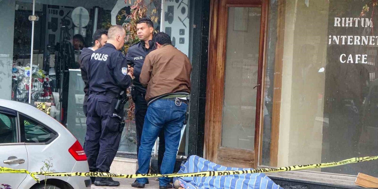 Esnafın Uyuduğunu Düşünerek Üzerini Örttüğü Evsiz Ölü Bulundu