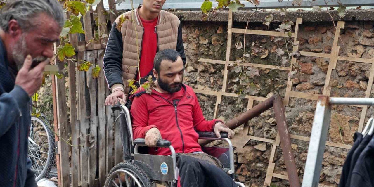Yanan Evdeki Engelli Genci Ölümden Babası Kurtardı