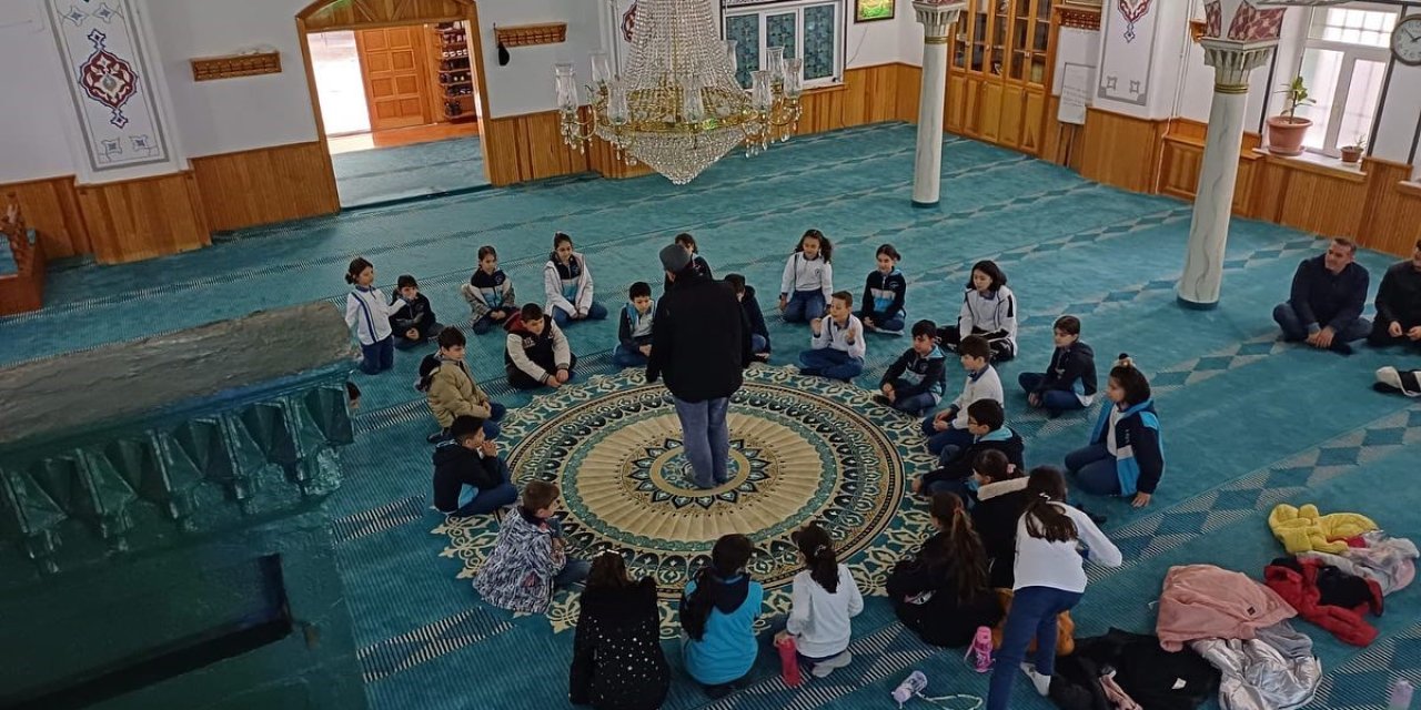İlkokul Öğrencileri Camiyi Gezdi