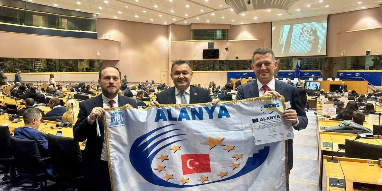 Kaymakam Ürkmezer Ve Başkan Yücel, 2024 Akdeniz Spor Başkenti Ödülü’nü Teslim Aldılar