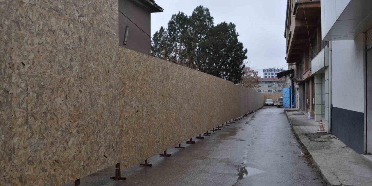 Yıllardır Kullanılan Sokağı ‘benim’ Diyerek Kapattı