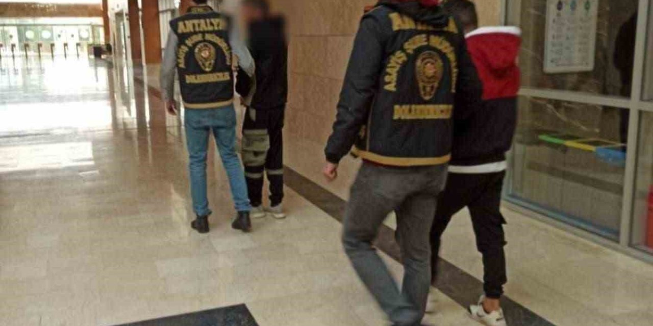 Kendilerini Polis Ve Savcı Gibi Tanıtıp Yabancı Uyruklu Vatandaşları 124 Bin Dolar Dolandıran Şahıslar Yakalandı