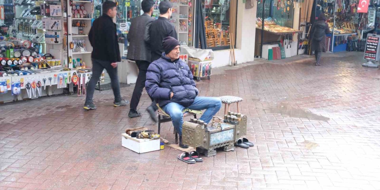 Soğuk Ve Yağmurlu Havaya Rağmen Ekmek Parasını Kazanıyor