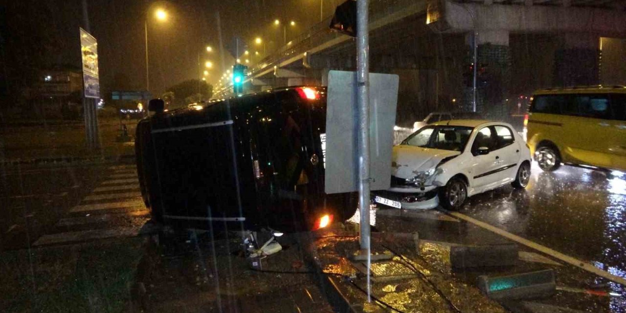 Otomobil İle Çarpışan Hafif Ticari Aracın Yan Yattığı Kazada 2 Kişi Yaralandı