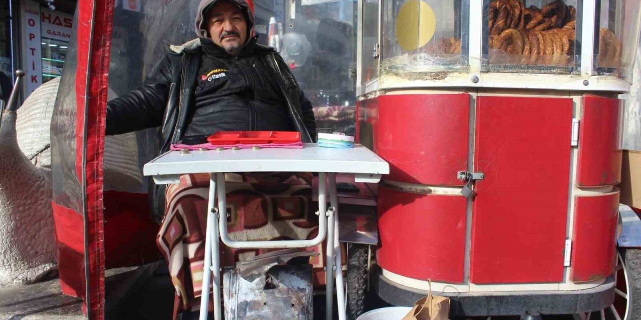 Soğukta Satış Yapmak Zorunda Kalan Simitçi Esnafı, Ekmek Büfesi Gibi Kapalı Alan İstiyor