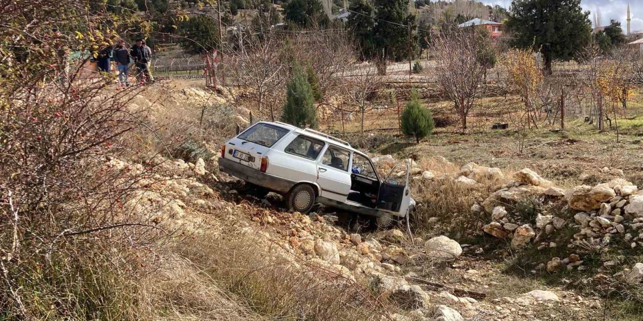 Otomobil Şarampole Uçtu: 2 Yaralı