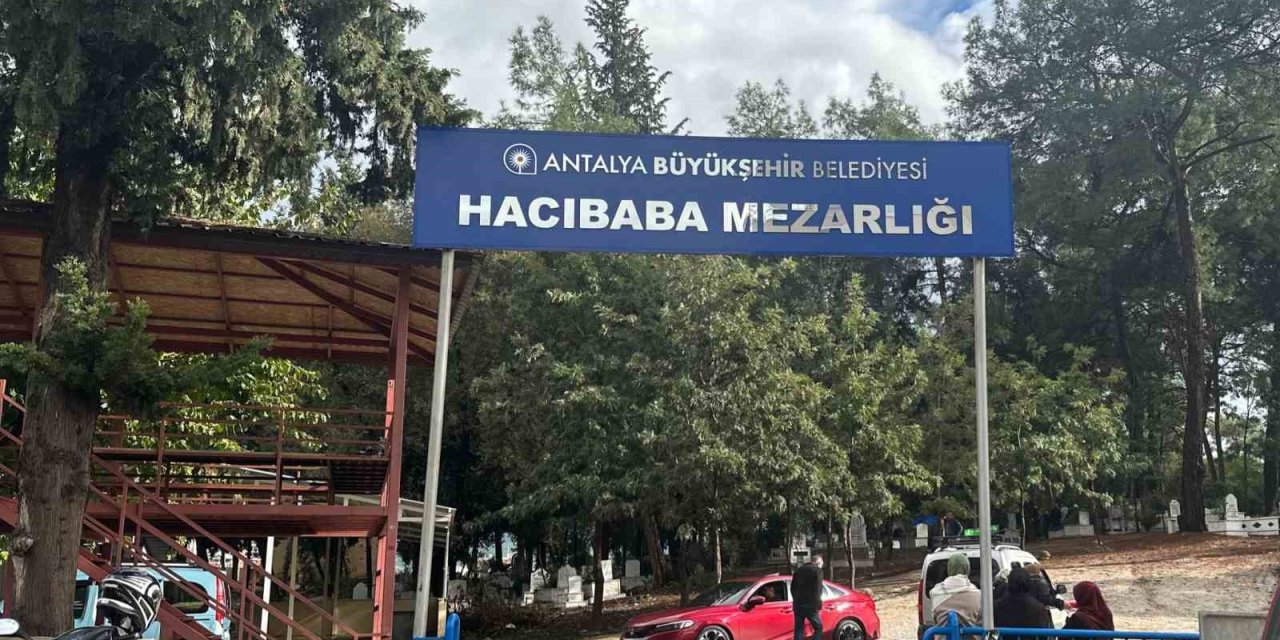 Kazada Hayatını Kaybeden Anne Ve Oğlu, Gözyaşları Arasında Defnedildi