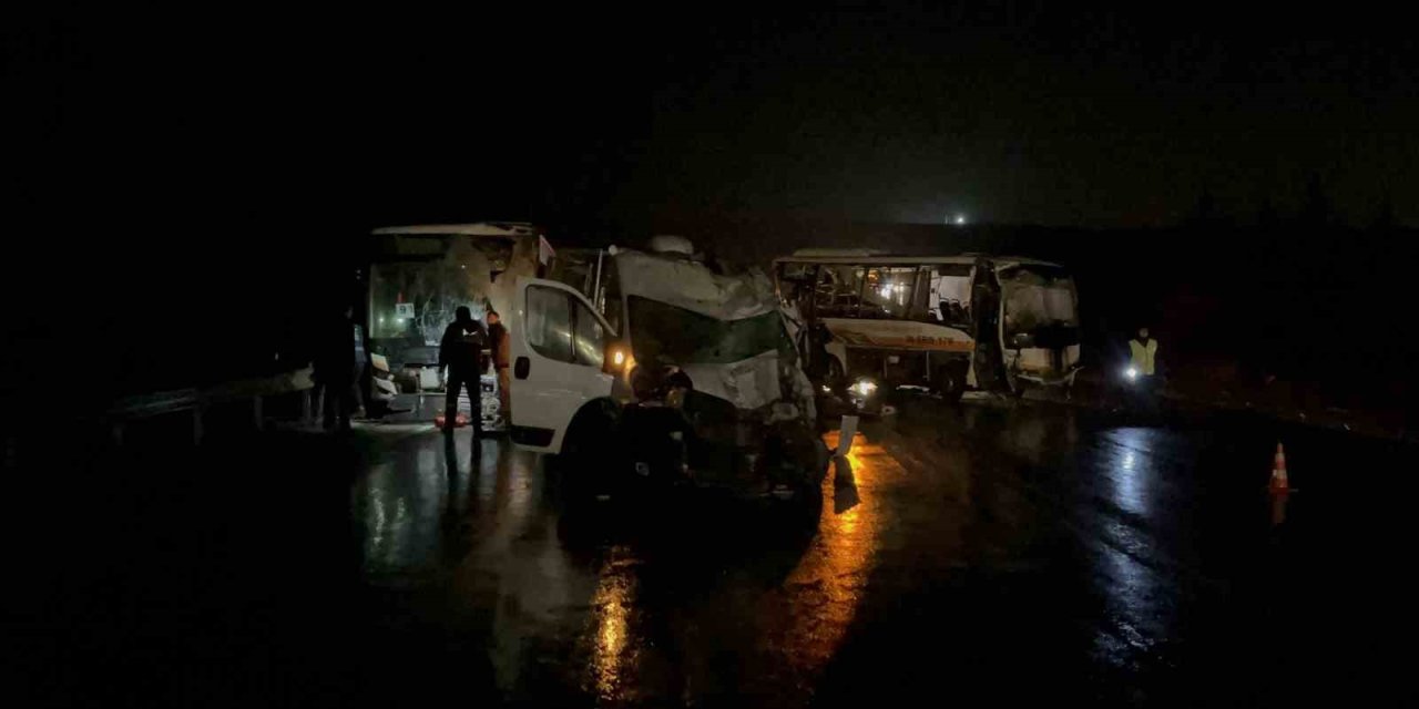 Eskişehir’de 2 Belediye Otobüsü İle 1 Karavan Çarpıştı: 14 Kişi Yaralandı