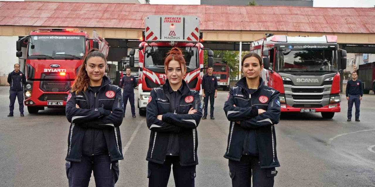 İtfaiyenin Yükünü Onlar Çekiyor, Trafikte Görenler Hem Şaşırıyor Hem Alkışlıyor