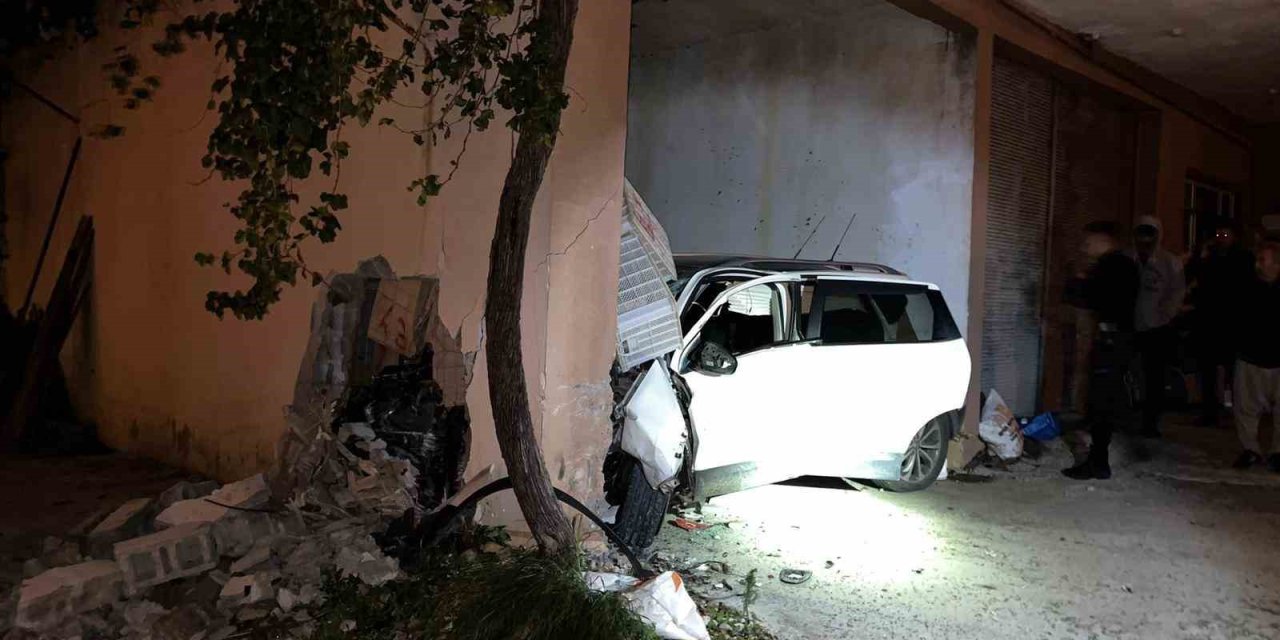 Hızını Alamayan Otomobil Evin Deposuna Daldı: 1 Yaralı