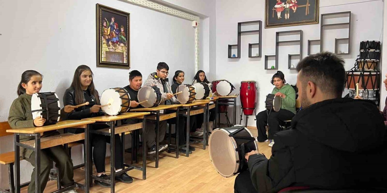 Lise Öğrencileri Özel Öğrencilerle Temizlik Yapıp Oyunlar Oynadı