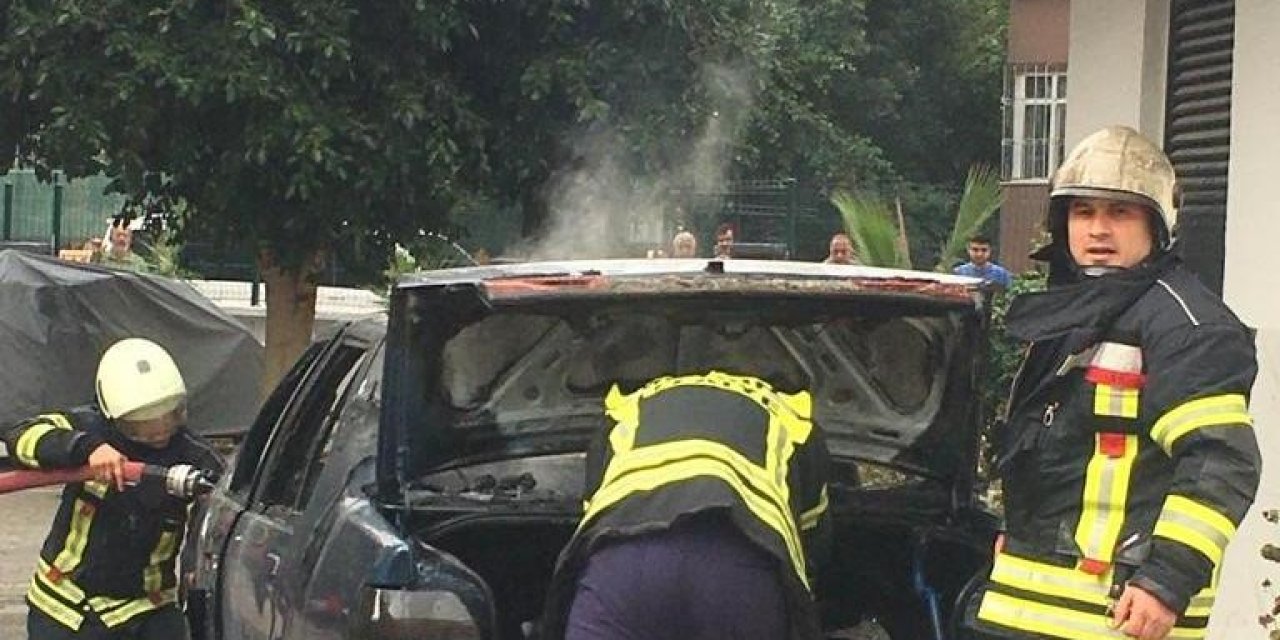 Yanan Otomobili Balkondan Kovayla Su Dökerek Söndürmeye Çalıştı