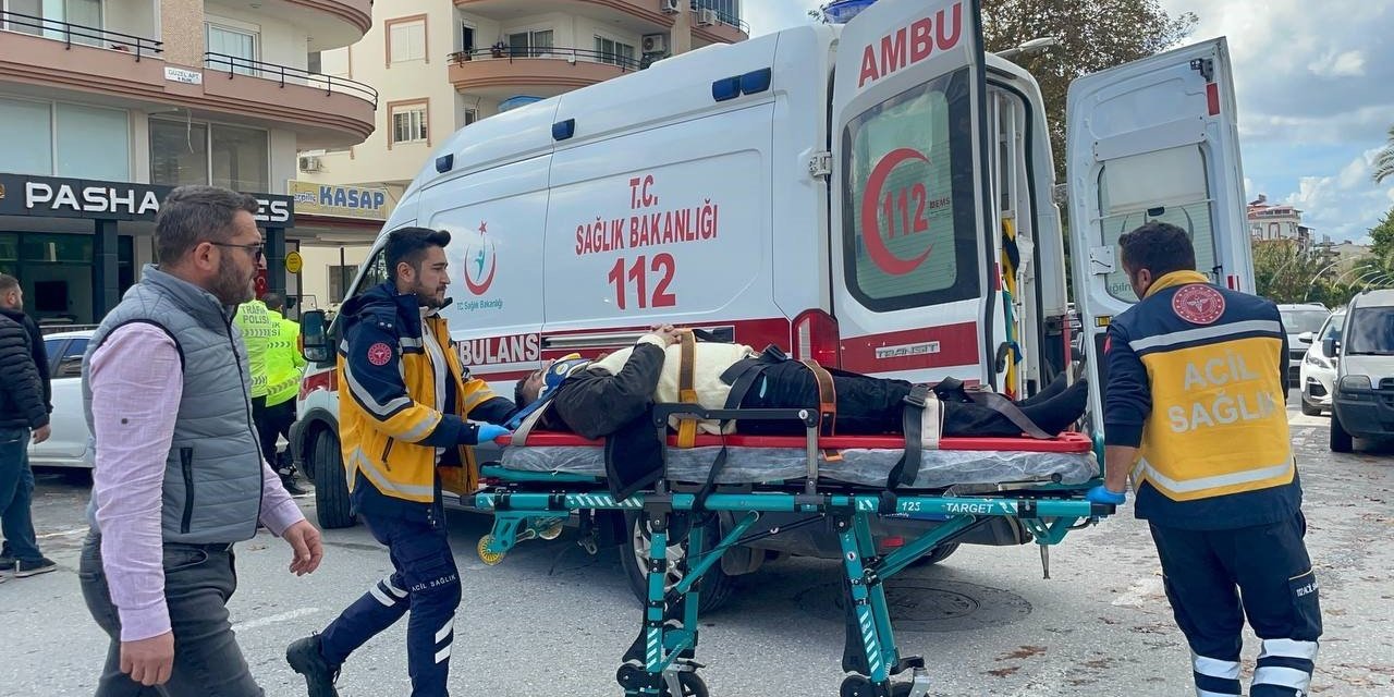 Otomobilin Çarptığı Motosikletteki Baba Oğul Yaralandı